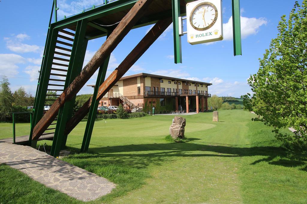 Hotel Areal Botanika Unhošť Esterno foto