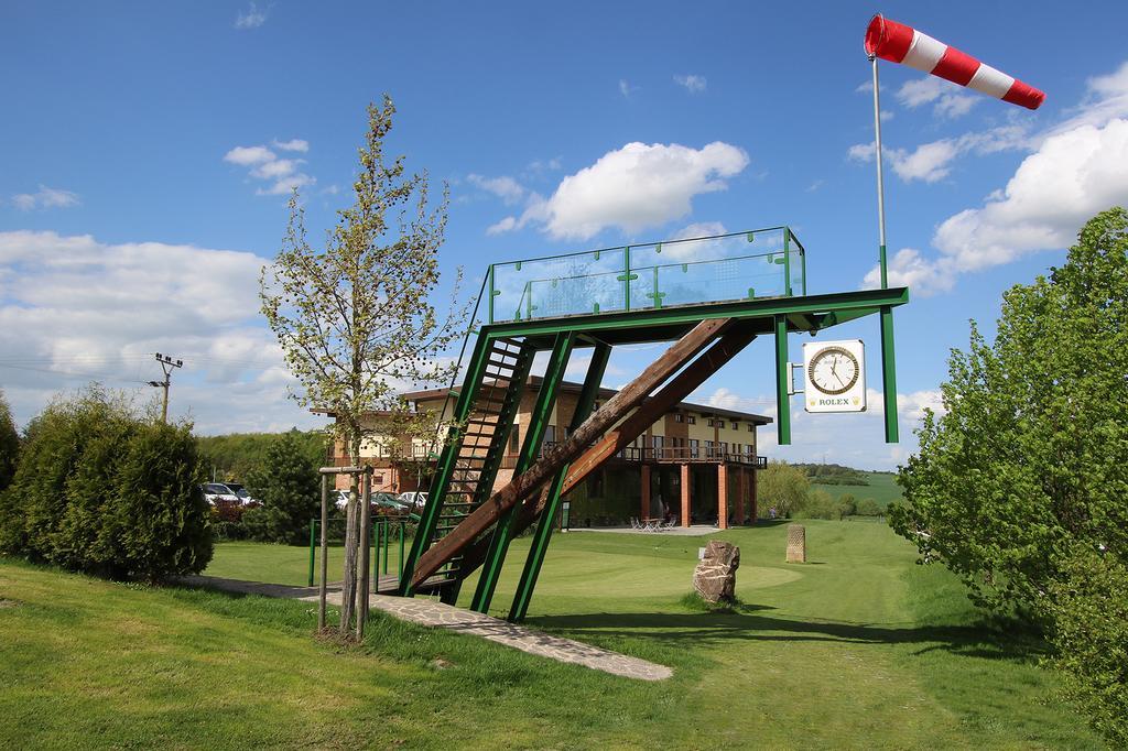 Hotel Areal Botanika Unhošť Esterno foto