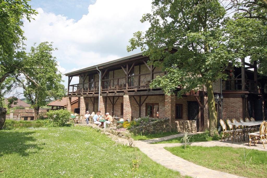 Hotel Areal Botanika Unhošť Esterno foto