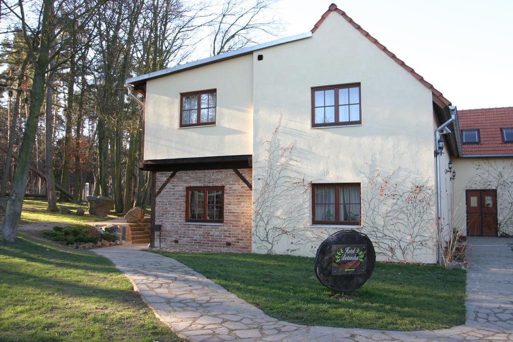 Hotel Areal Botanika Unhošť Esterno foto