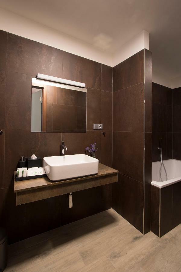 Hotel Areal Botanika Unhošť Esterno foto