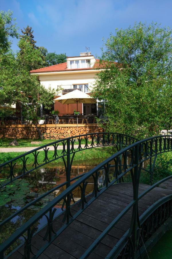 Hotel Areal Botanika Unhošť Esterno foto