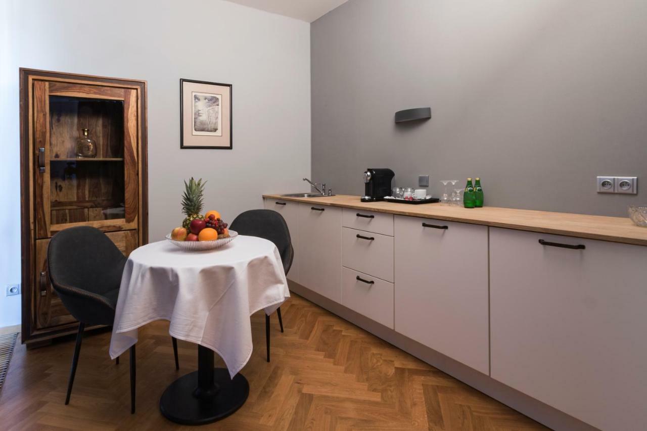 Hotel Areal Botanika Unhošť Esterno foto