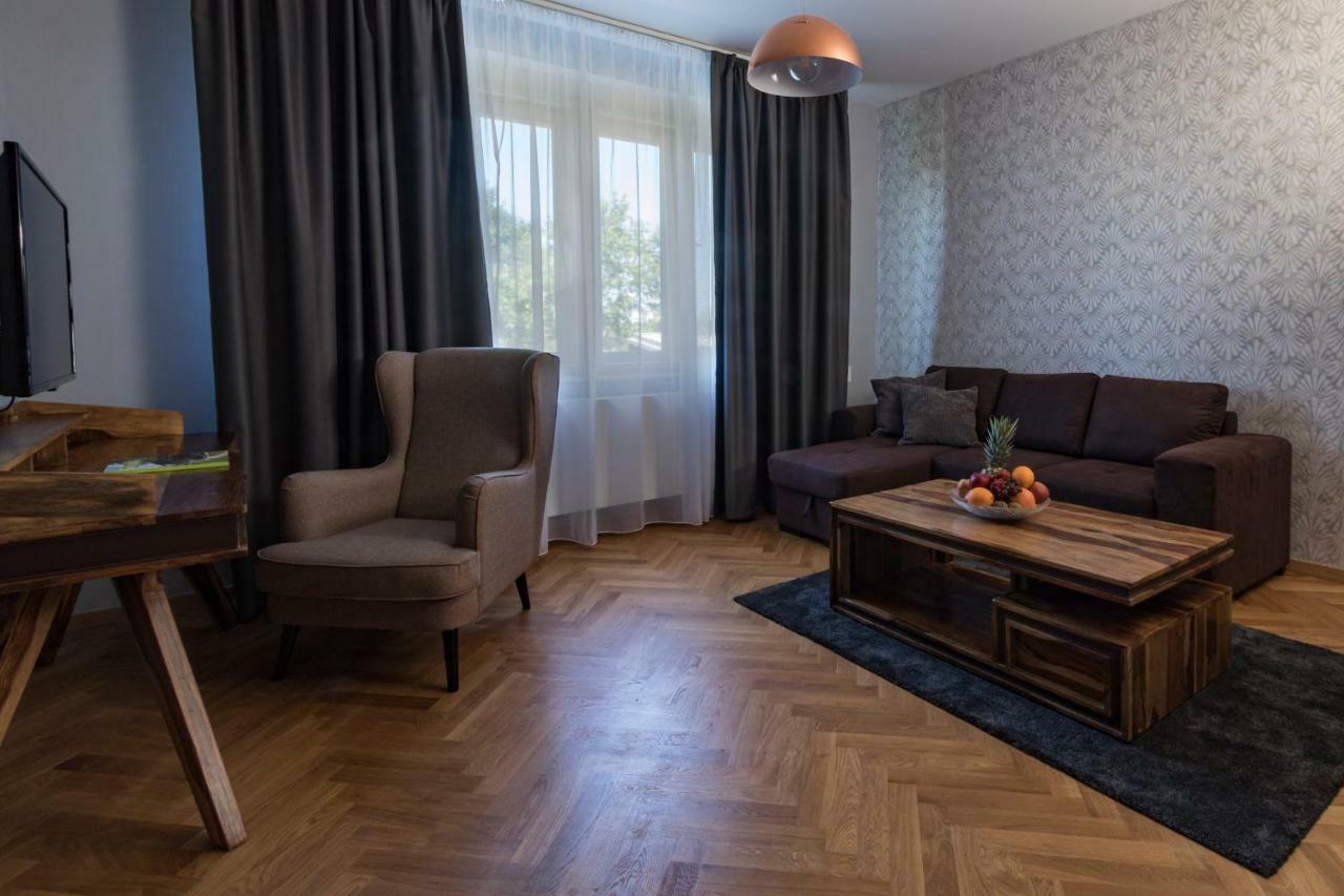 Hotel Areal Botanika Unhošť Esterno foto